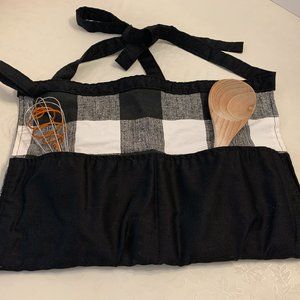 Reversible apron with pockets